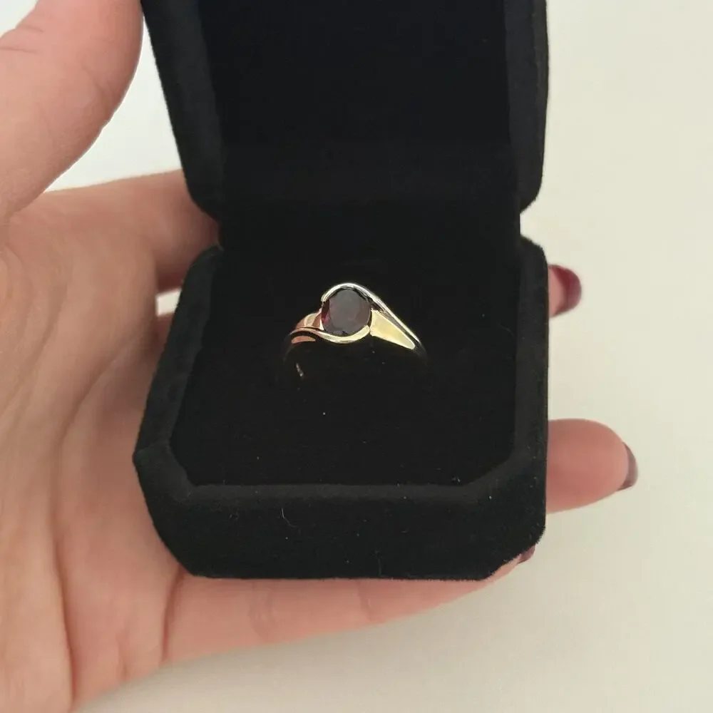 14K Gold Garnet Gemstone Solitaire Band Ring Size 4.5
